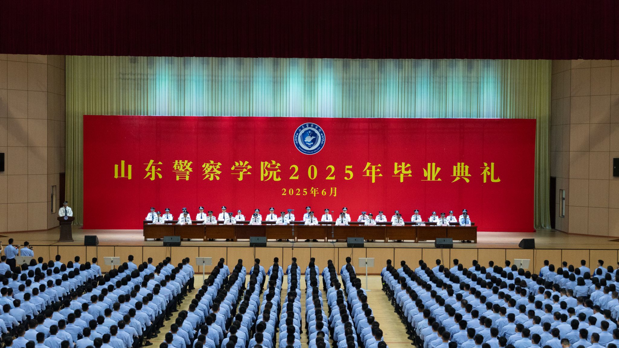 学校举行2025年毕业典礼